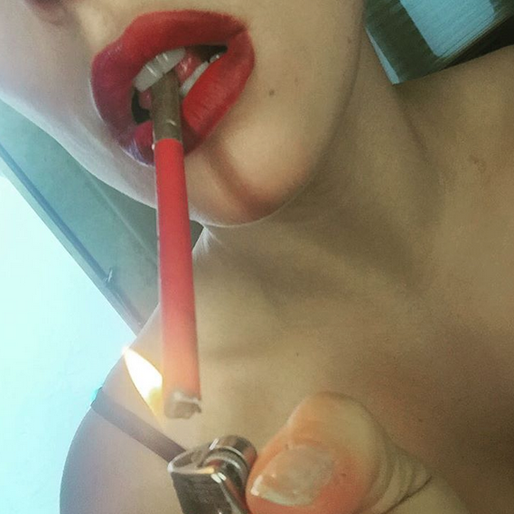 Lady Gaga tar ett bloss. Lady Gaga tar ett bloss.